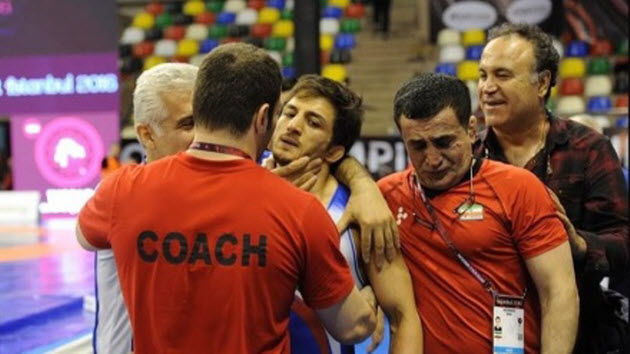 PERFECTION — Coaches and trainers surround Hamid Soryan as he won four matches without giving up even a single point to get into the Olympics.