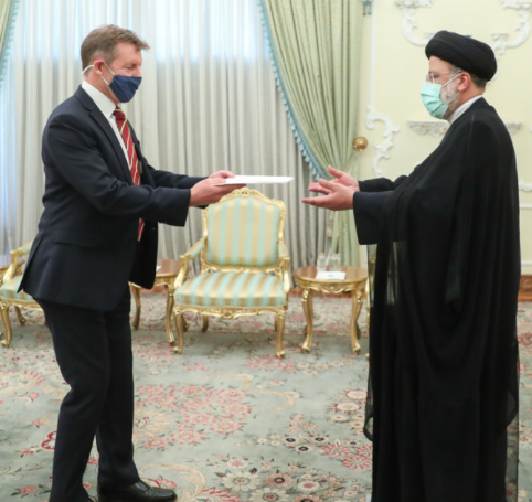 GREETINGS – The new British ambassador to Iran, Simon Shercliff, a Farsi-speaker, presented his credentials to President Raisi September 26 and received a lecture about Iranian “independence” from Raisi.  The president asked the ambassador to use his knowledge of Persian to convey the real sense of the word “independence” as understood by Iranians to his superiors in London.  “Whenever they [Iranians] sense that other countries are being bullies, [the Iranian people] refuse to submit and they react,” Raisi said. “Our country is truly independent and independence is not just a claim.”