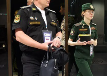 Female Russian soldier sparks ire by flouting hejab